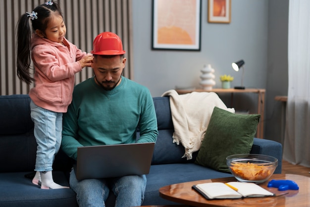 Foto gratuita hombre de tiro medio trabajando desde casa