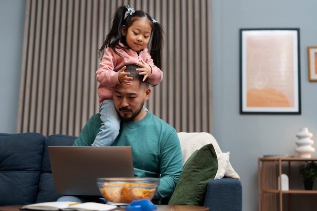 Foto gratuita hombre de tiro medio trabajando desde casa