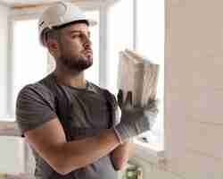 Foto gratuita hombre de tiro medio trabajando con casco