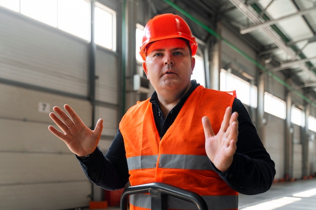 Foto gratuita hombre de tiro medio trabajando en la construcción.