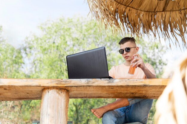 Hombre de tiro medio trabajando en equipo portátil