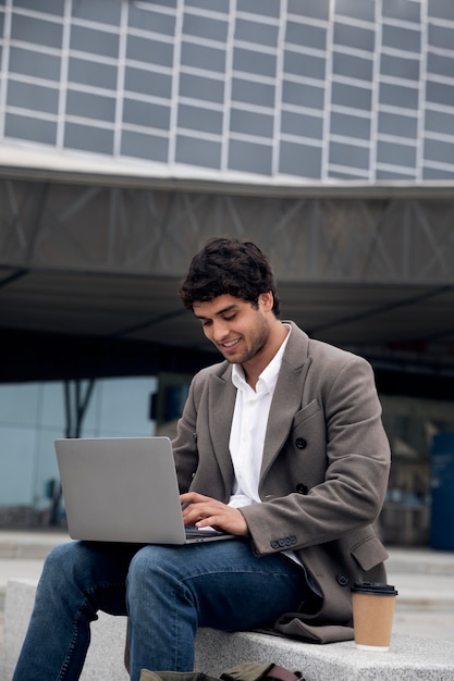 Hombre de tiro medio trabajando en equipo portátil