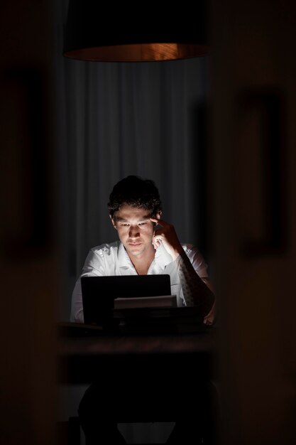 Hombre de tiro medio trabajando en equipo portátil