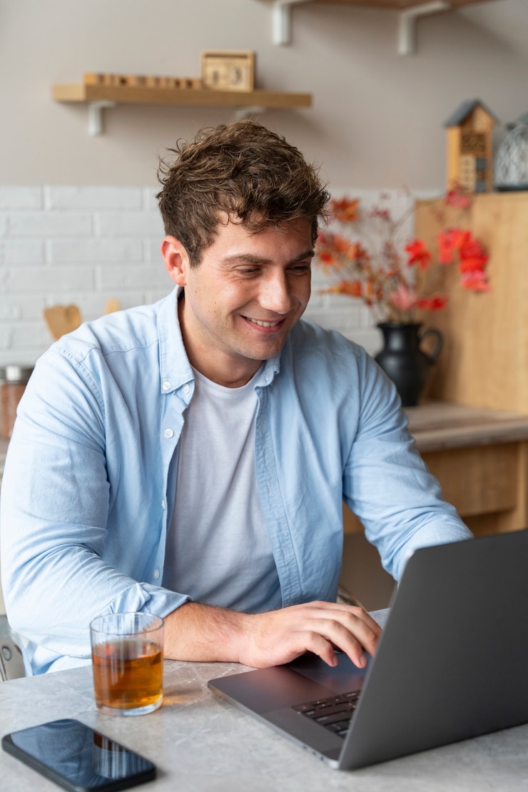 Foto gratuito hombre de tiro medio trabajando en equipo portátil