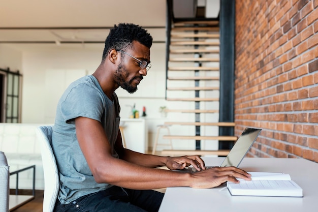 Foto gratuita hombre de tiro medio trabajando en el escritorio