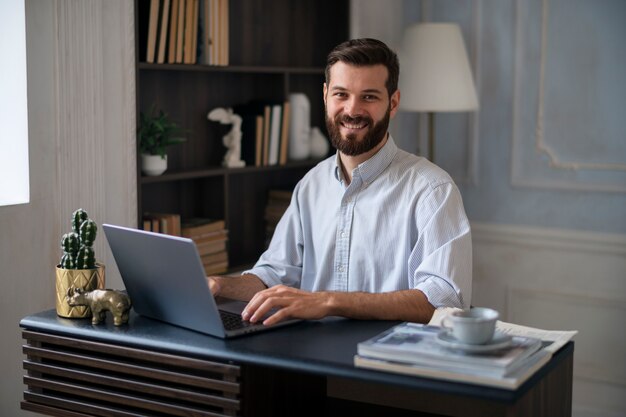 Hombre de tiro medio trabajando en el escritorio