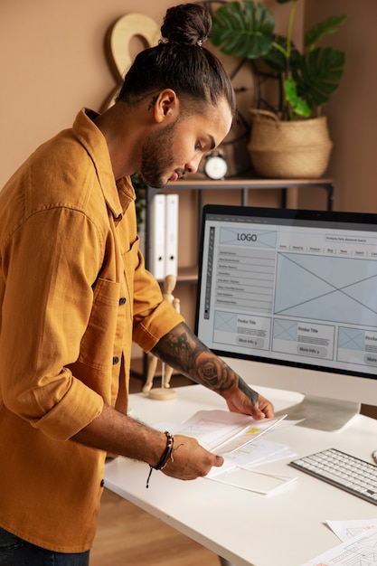 Foto gratuita hombre de tiro medio trabajando en el escritorio