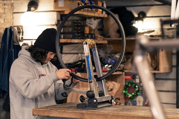 Foto gratuita hombre de tiro medio trabajando en rueda