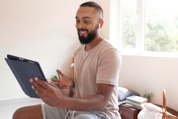 Hombre de tiro medio trabajando con tableta