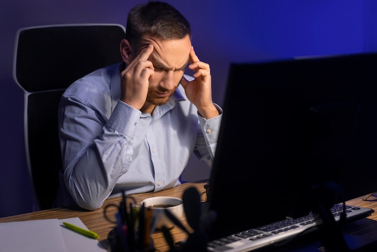 Foto gratuito hombre de tiro medio trabajando tarde en la noche