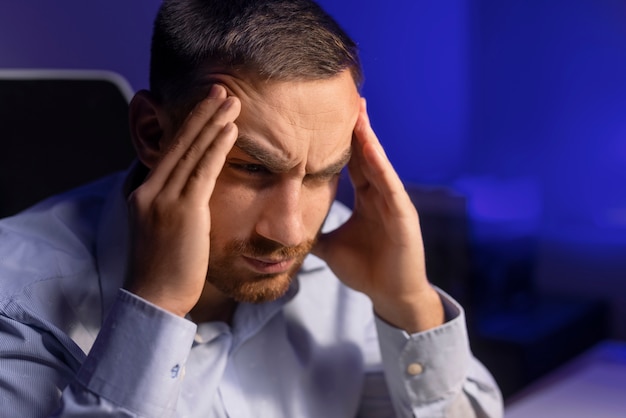 Hombre de tiro medio trabajando tarde en la noche