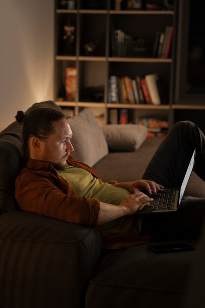 Hombre de tiro medio trabajando tarde en la noche