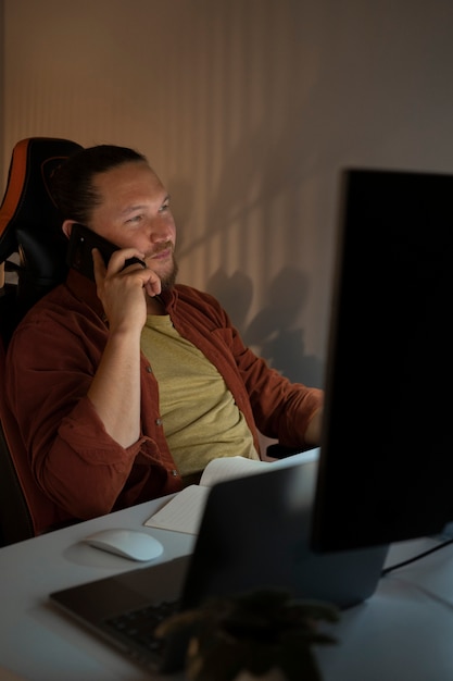 Hombre de tiro medio trabajando tarde en la noche