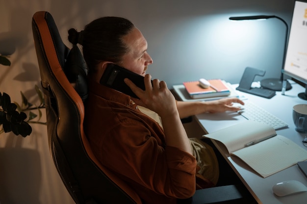 Foto gratuita hombre de tiro medio trabajando tarde en la noche