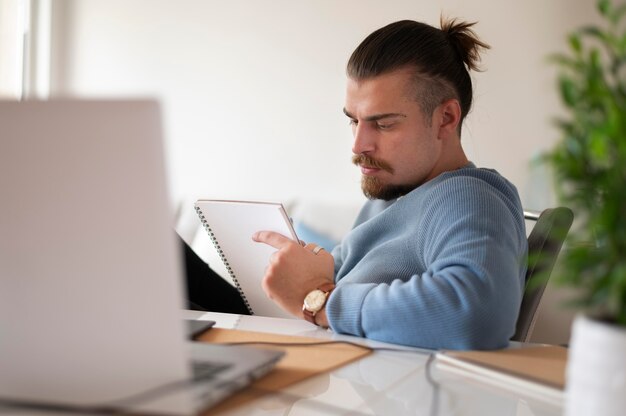 Hombre de tiro medio trabajando