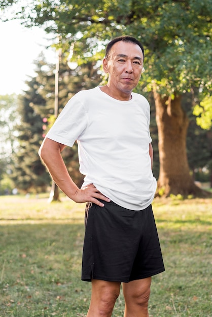 Hombre de tiro medio en traje deportivo