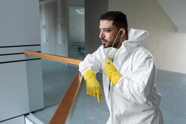 Foto gratuita hombre de tiro medio con traje de materiales peligrosos