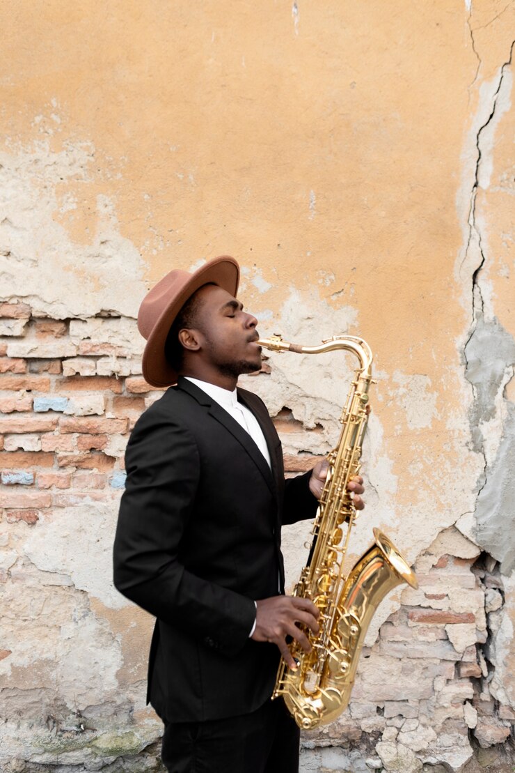 Foto gratuito hombre de tiro medio con traje tocando el saxofón