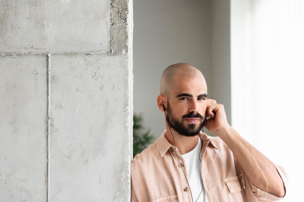 Hombre de tiro medio usando audífonos