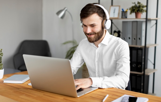 Hombre de tiro medio usando audífonos