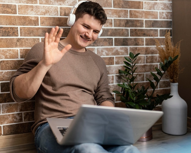 Hombre de tiro medio usando audífonos