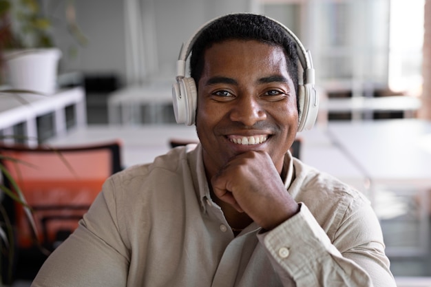 Hombre de tiro medio usando audífonos