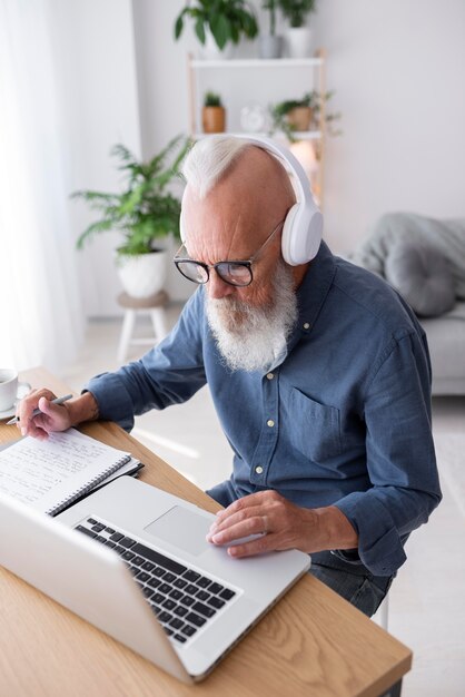 Hombre de tiro medio usando audífonos