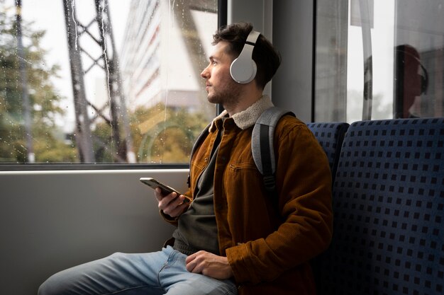 Hombre de tiro medio usando audífonos