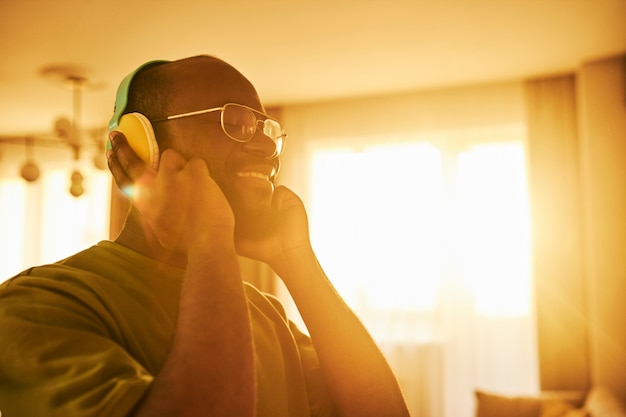 Hombre de tiro medio usando audífonos