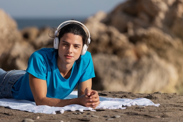 Hombre de tiro medio usando audífonos