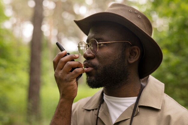 Hombre de tiro medio usando walkie talkie