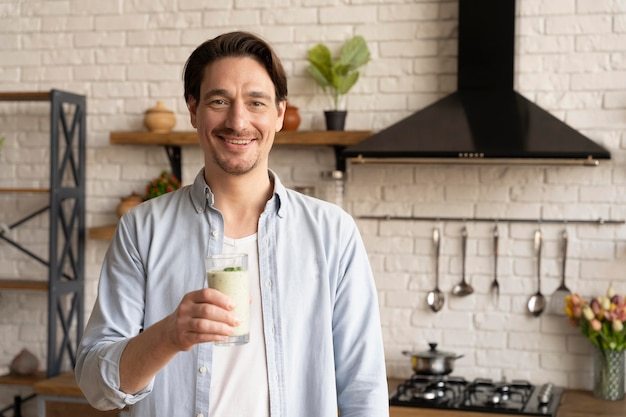 Hombre de tiro medio con vaso de batido