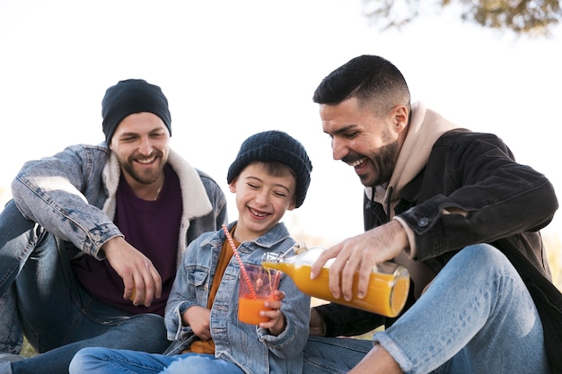 Foto gratuita hombre de tiro medio vertiendo jugo