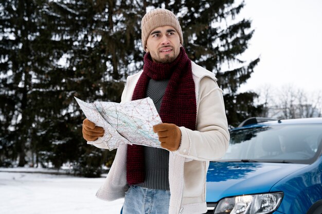 Hombre de tiro medio viajando con mapa