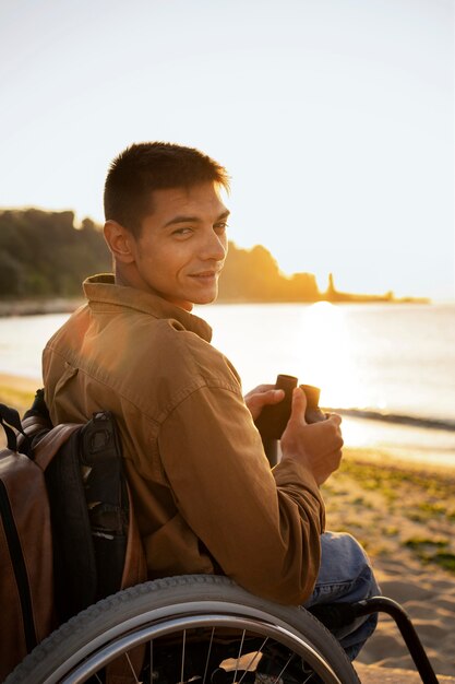 Hombre de tiro medio viajando