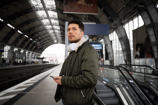 Hombre de tiro medio viajando