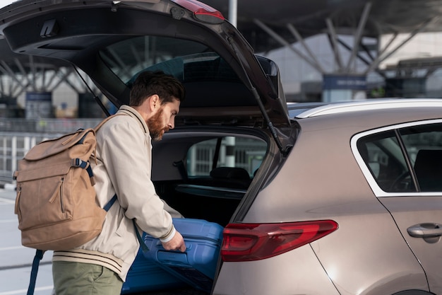 Hombre de tiro medio viajando