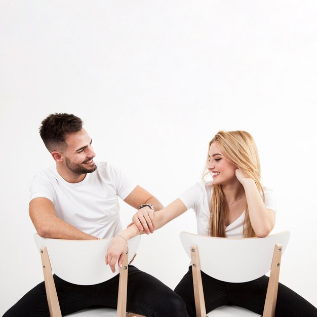 Hombre tocando el brazo de la mujer