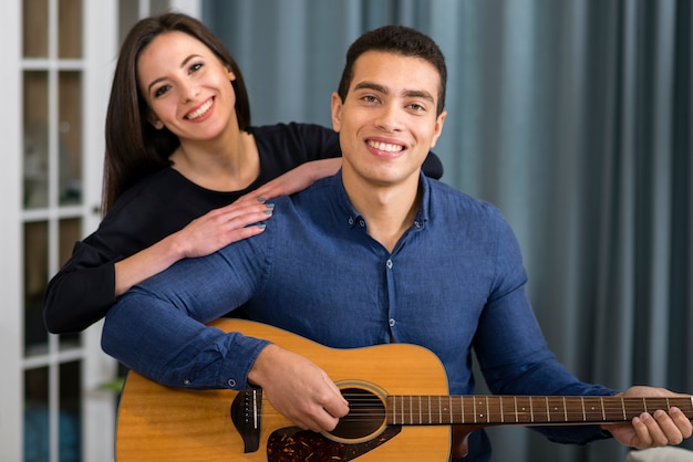 Hombre tocando una canción para su novia en el día de san valentín