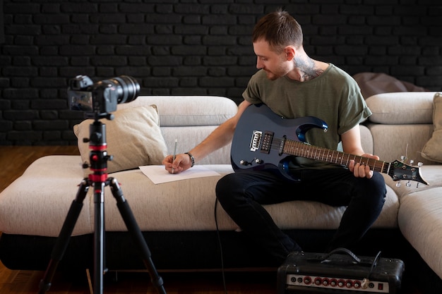 Foto gratuita hombre tocando la guitarra en casa