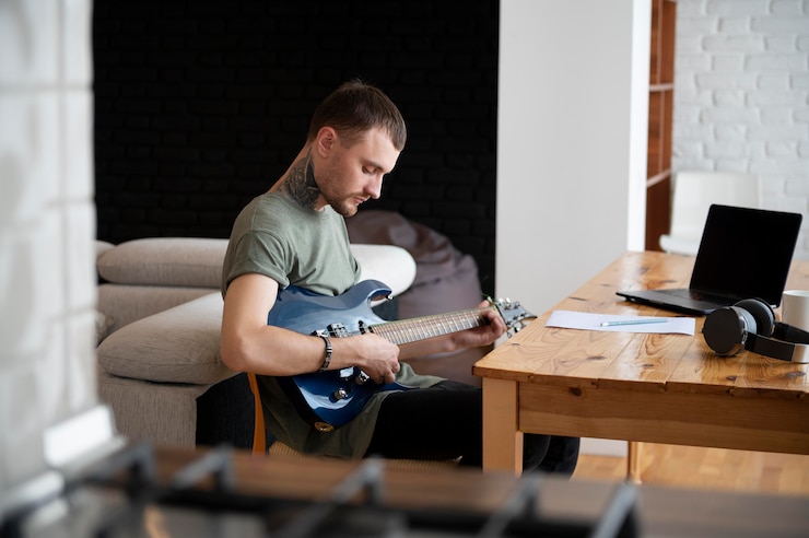 Foto gratuito hombre tocando la guitarra en casa