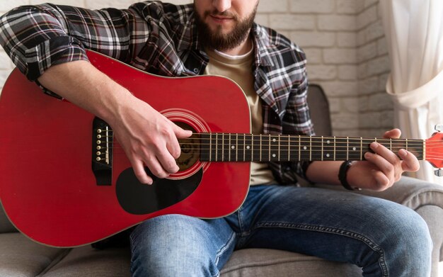 Hombre tocando la guitarra de cerca