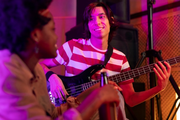 El hombre tocando la guitarra eléctrica en un concierto en vivo