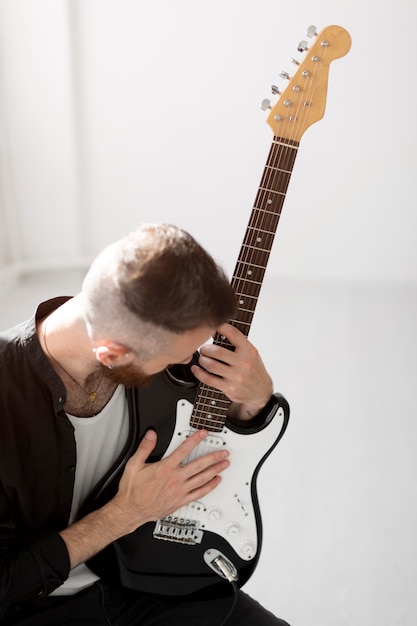 Foto gratuita hombre tocando la guitarra eléctrica