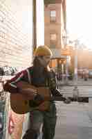 Foto gratuita hombre tocando la guitarra tiro medio