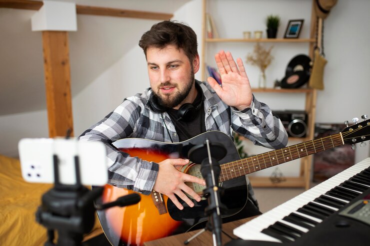 Foto gratuito hombre tocando la guitarra tiro medio