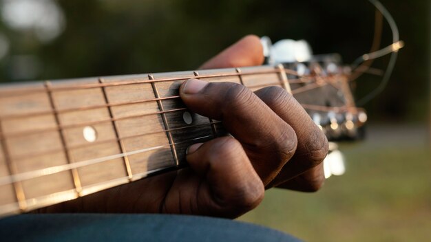 Hombre tocando un instrumento en el día internacional del jazz