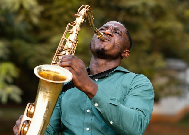 Foto gratuita hombre tocando un instrumento en el día internacional del jazz