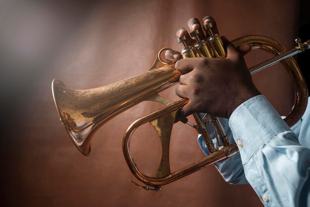 Hombre tocando música en el día del jazz