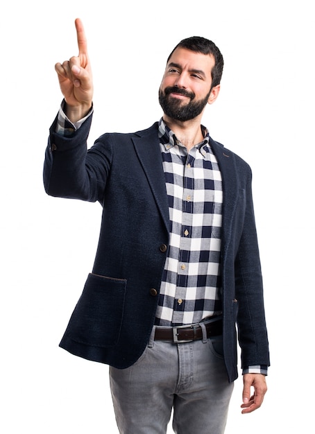 Foto gratuita hombre tocando la pantalla transparente